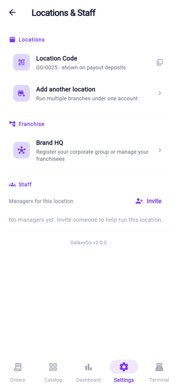 App GalaxyGo Business: pantalla de Ubicaciones y equipo con Agregar ubicación, Brand HQ e Invitar gerentes
